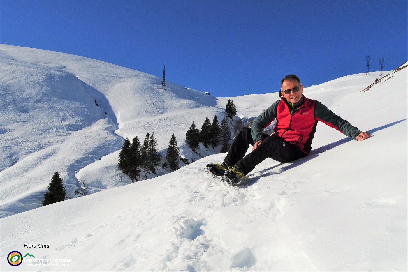 18 Dalla Casera Ancogno (1700 m) salgo ora ramponato alla Casera Alpe Aga (1759 m).JPG